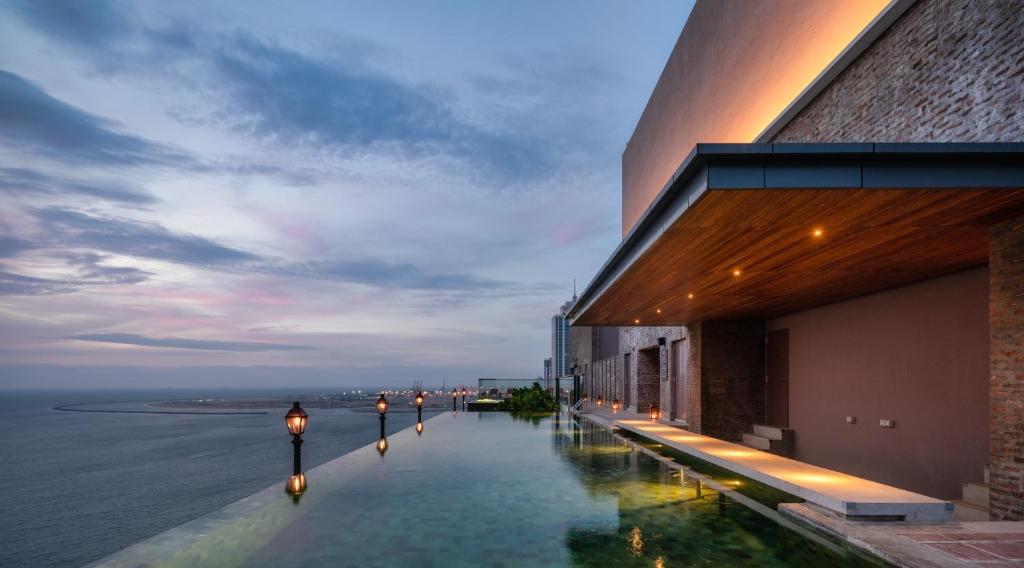 Granbell Colombo Infinity Pool overlooking the ocean